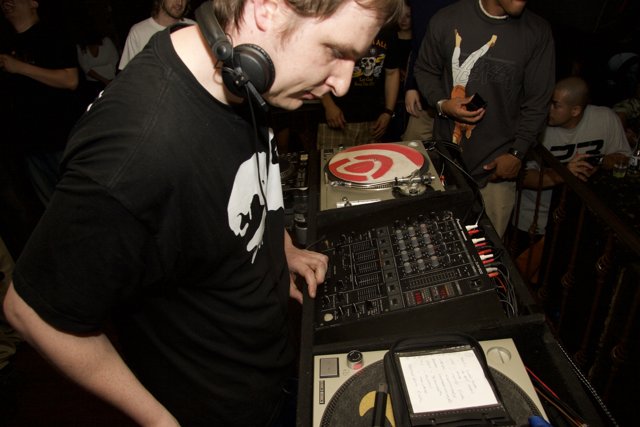 Tech-savvy DJ rocks party with his laptop