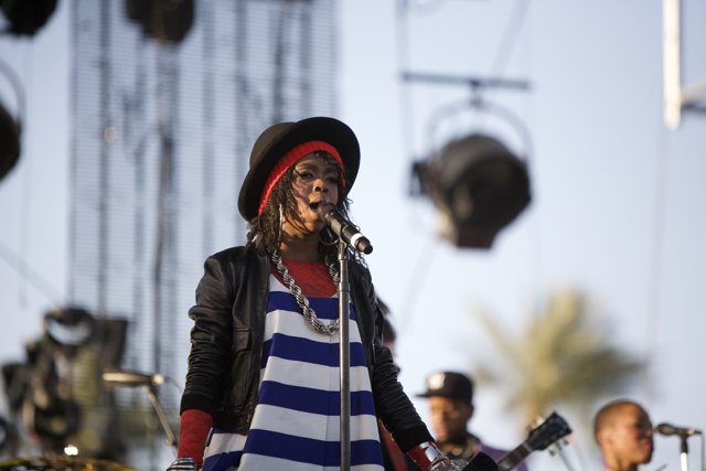 Lauryn Hill Belts Out Crowd-Pleasing Tunes at Coachella 2011