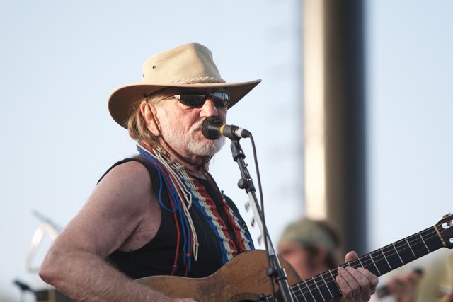 Willie Nelson rocks the stage