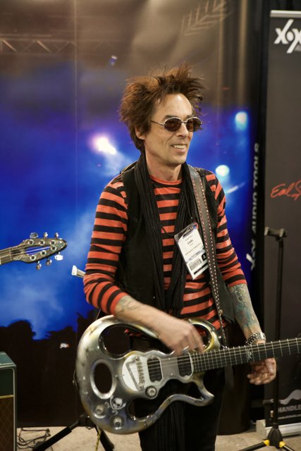 Earl Slick dazzles the crowd with his black shirt and guitar skills