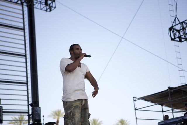 Pharoahe Monch singing on stage at 2007 Coachella Saturday
