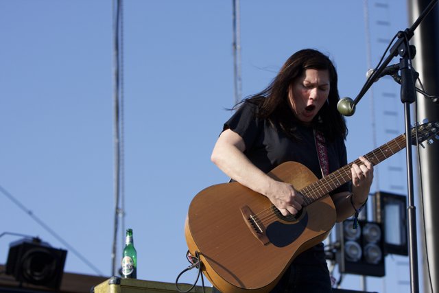 Kim Deal wows Coachella crowd with acoustic guitar