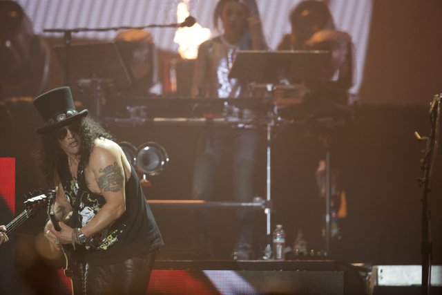 Slash Rocks the Stage at MTV Music Awards