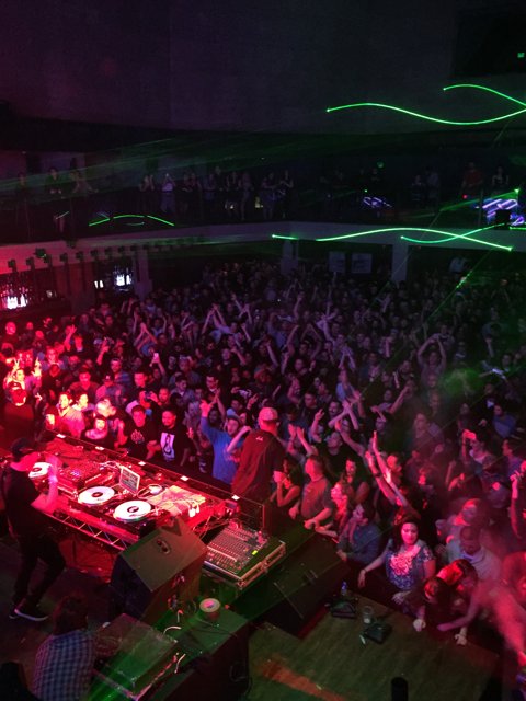 Green Lights and Grooving Crowds at LA Urban Nightclub