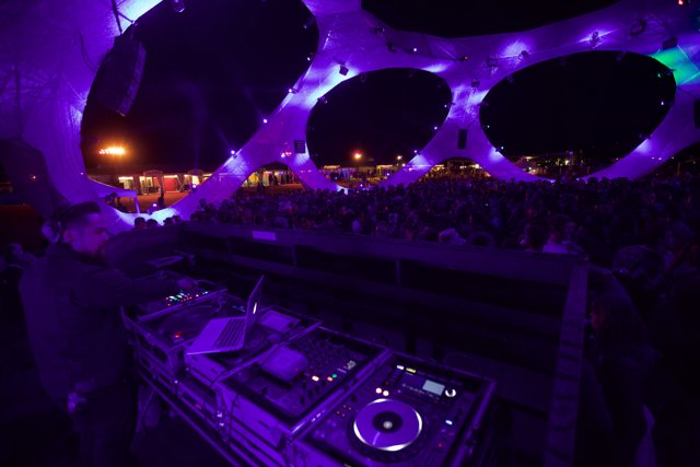 Urban DJ lights up Night Club Crowd