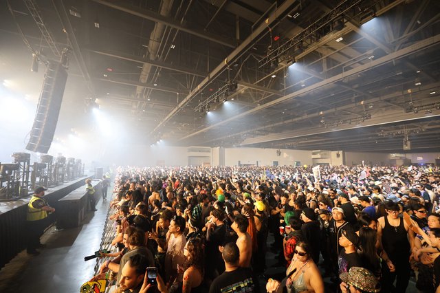 Massive Crowd Surges at Wobbleland 2026 Festival