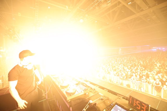 DJ Ignites Massive Crowd at Wobbleland 2026