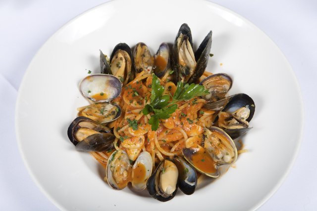 Mussel Linguine with Tomato Sauce
