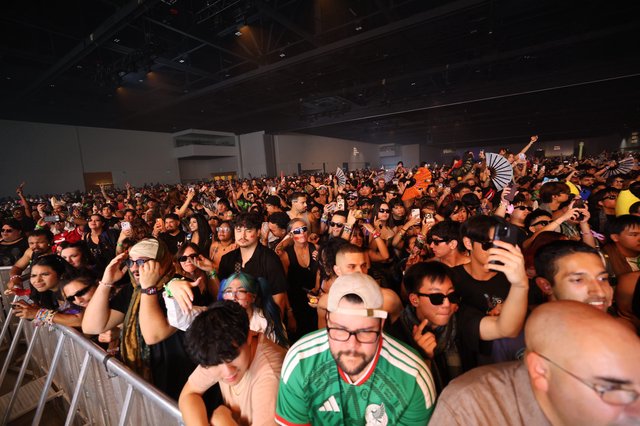 Massive Indoor Crowd Surges at Wobbleland 2026