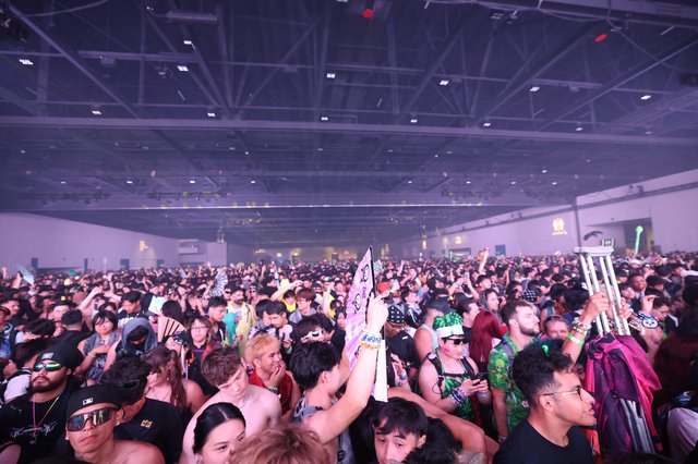 Massive Indoor Crowd Packed at Wobbleland 2026