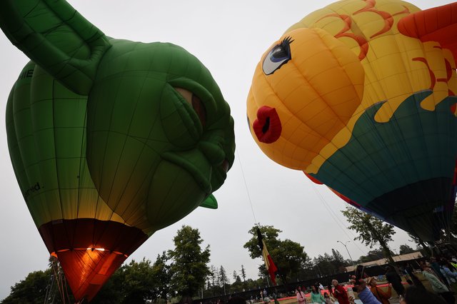 Giant Character Balloons Face Off at Sonoma Classic