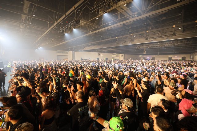 Massive Indoor Crowd Surges at Wobbleland 2026