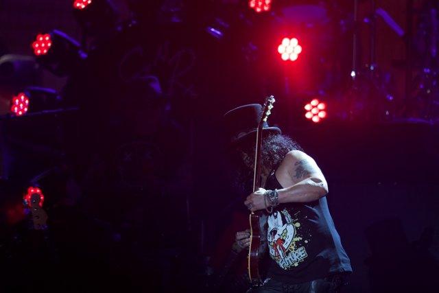 Slash Shreds with Guns N Roses in Atlanta