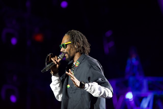 Snoop Dogg's Energetic Solo Performance