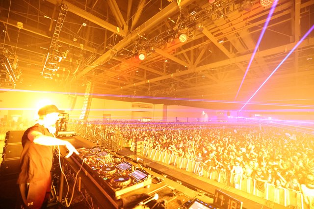 DJ Commands Massive Crowd at Wobbleland Festival 2026