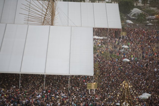 Huge Crowd Gathers for Coachella Concert