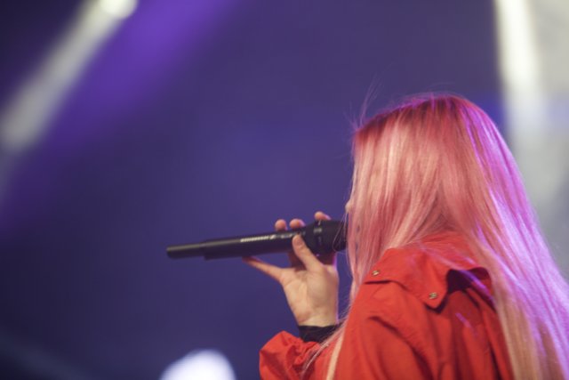 Pink-haired Performer Takes the Stage at Coachella
