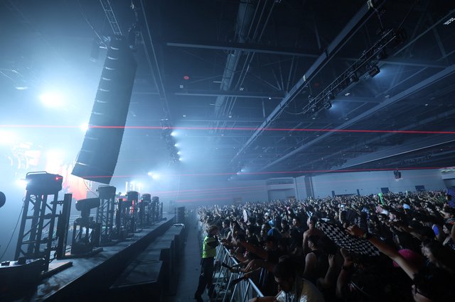 Massive Indoor Crowd Surges at Wobbleland 2026