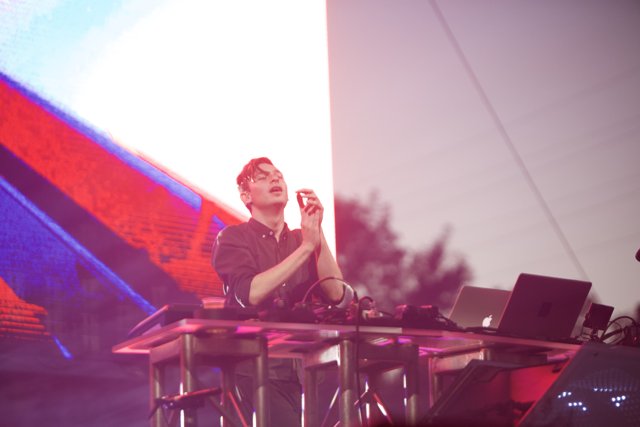 Flume electrifies the crowd with his laptop