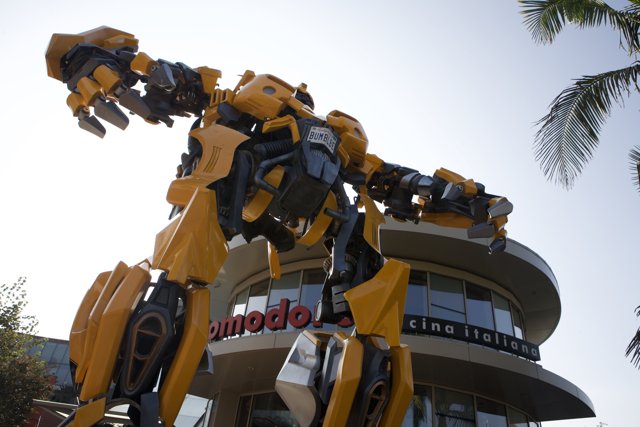 The Giant Mechanical Bumblebee