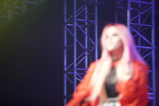 Pink-haired Solo Performer Takes the Stage