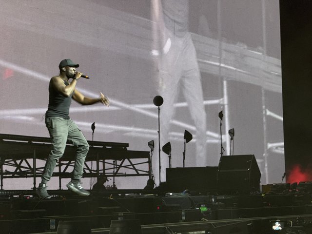 Electrifying Solo Performance Under the Stars