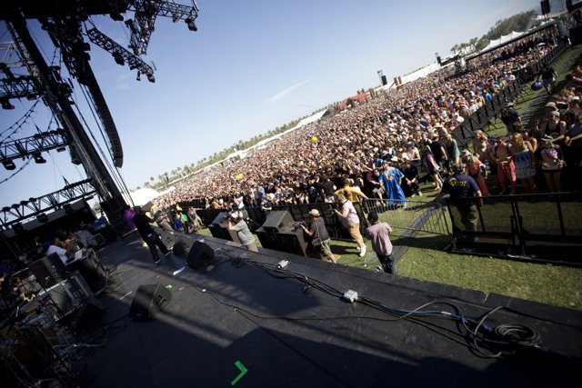 A Sea of Fans at the Coachella Sunday Concert