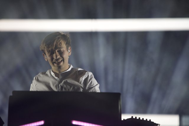 Flume Jamming on His Keyboard