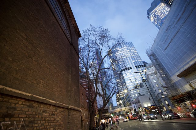 Urban Canyon at Dusk: Modern London Architecture