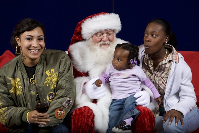 Santa Claus Brings Joy to 2007 APC Xmas Party