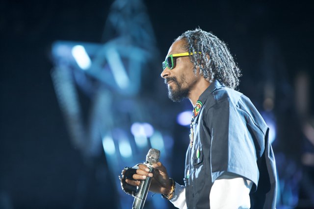 Snoop Dogg lights up the Olympic Stadium