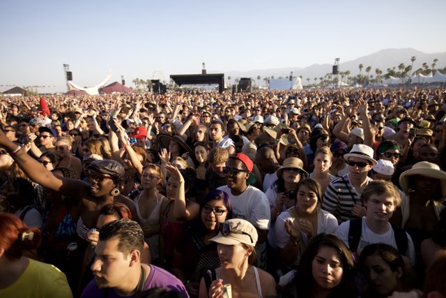 A Sea of Hats and Smiling Faces at Coachella 2011