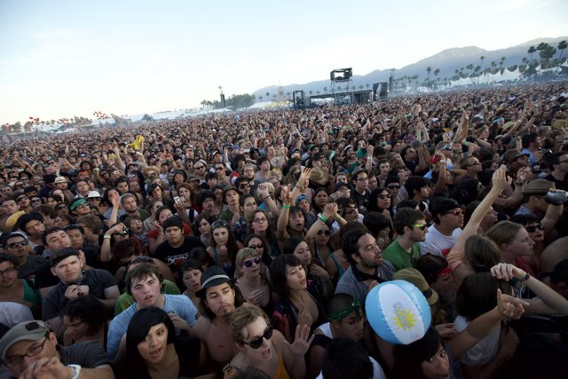 Coachella 2009: Massive crowd gathers under blue skies