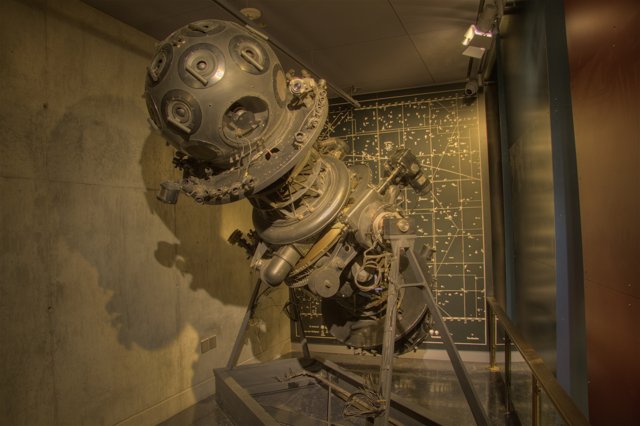The Giant Robot of the Planetarium