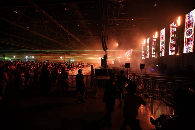 Laser-Lit Crowd Surges at Wobbleland 2026