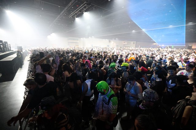 Massive Indoor Crowd Surges at Wobbleland 2026