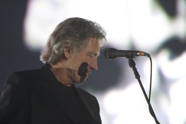 Roger Waters Rocks the Wall in London