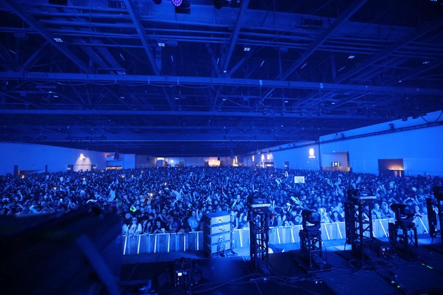 Massive Crowd Bathed in Blue at Wobbleland 2026