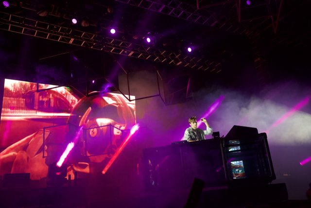 Flume electrifies the crowd with his beats