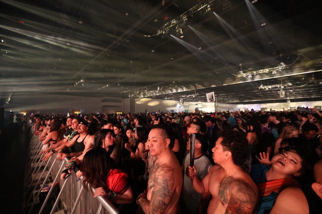Massive Indoor Crowd Surges at Wobbleland 2026