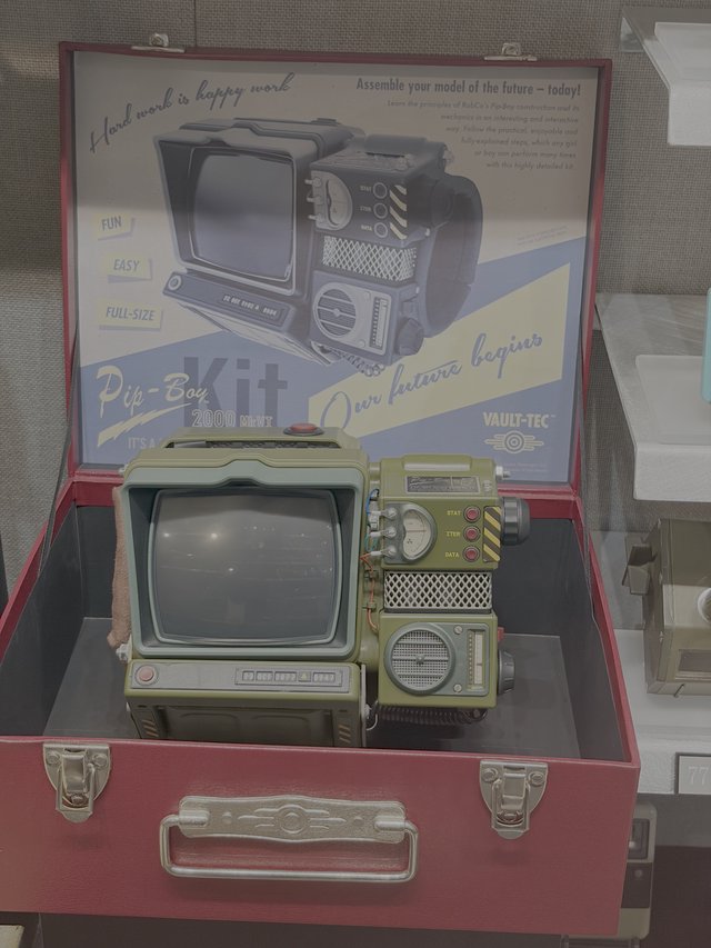 Vintage Pip-Boy 2000 Model Kit Display