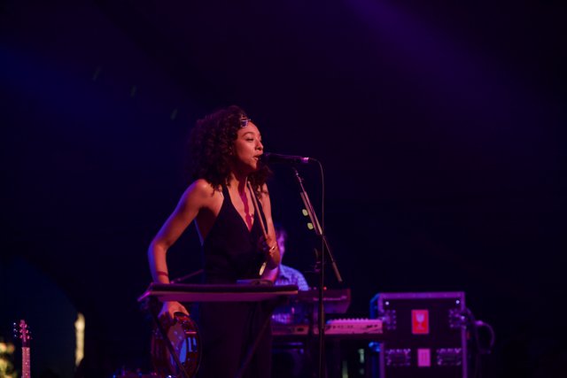 Corinne Bailey Rae mesmerizes the crowd with keyboard performance