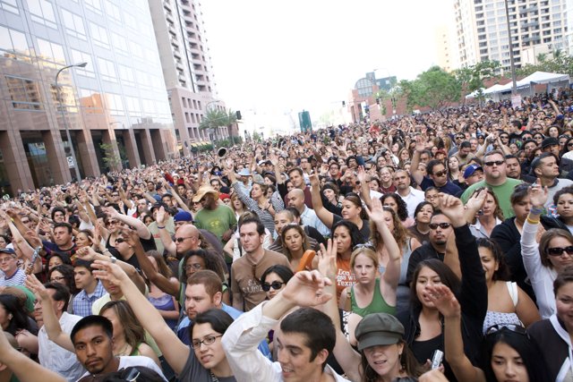 Grand Performance Draws Massive Crowd in 2007