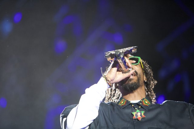 Snoop Dogg rocks the Grammy stage
