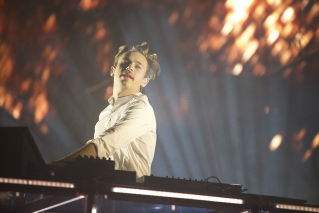 Flume Takes the Crowd by Storm with an Electrifying DJ Set
