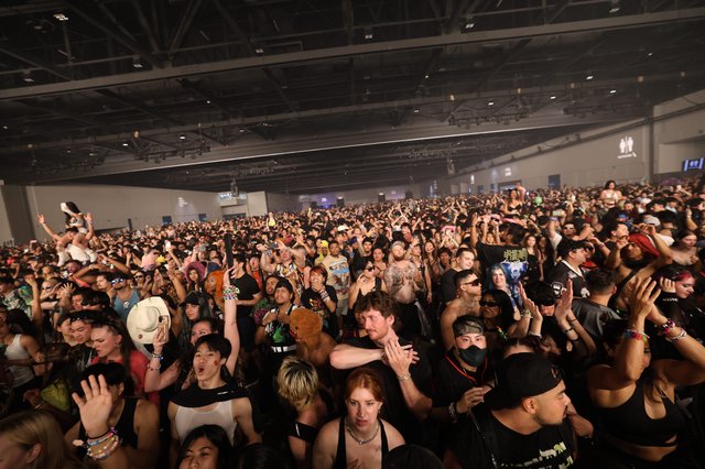 Massive Indoor Crowd Surges at Wobbleland 2026