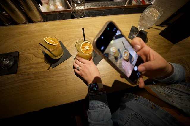Capturing Cocktails: Social Media Moment at the Bar