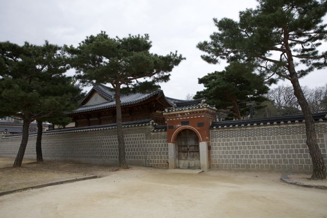 Majestic Gateway to the Korean Palace