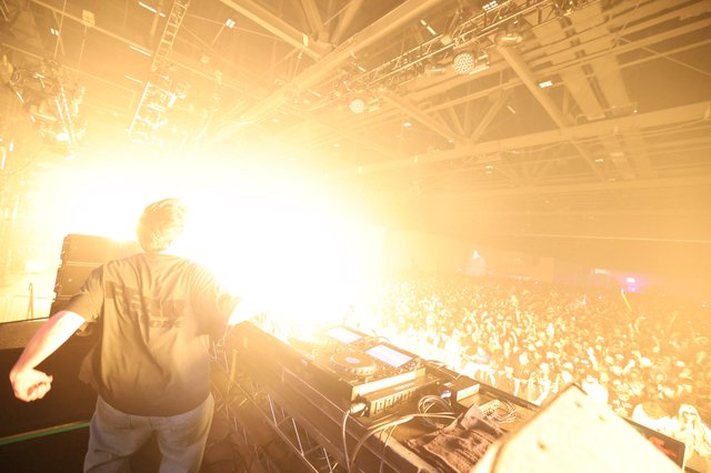 DJ Ignites Massive Crowd at Wobbleland 2026