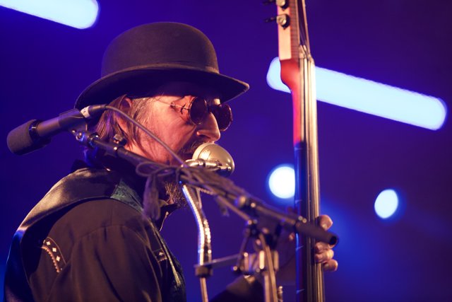 Les Claypool brings down the house with his guitar